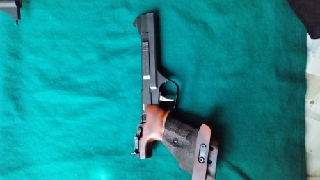Se vende pistola Feinwerkbau calibre 22 LR. 
El precio es de 900 euros. 02