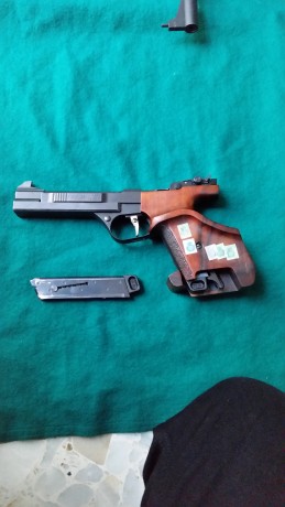 Se vende pistola Feinwerkbau calibre 22 LR. 
El precio es de 900 euros. 01