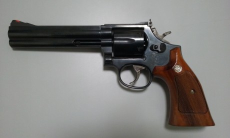 Un amigo quiere vender su revolver smith-wesson de 6" en 357, esta en perfecto estado de pavón  y 01