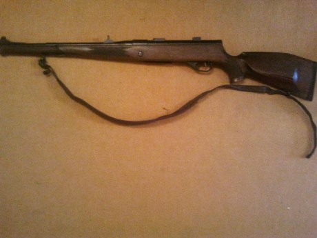 Se vende voere modelo 2185 stutzen o caja larga.semiautomático. calibre 9,3x62.bases apel.precio 850 euros. 01