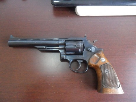 Pongo en venta un revólver marca LLAMA modelo COMANCHE III del calibre 357 Magnum de 6" de cañón. 01