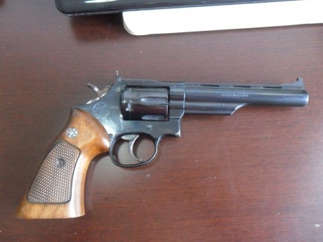 Pongo en venta un revólver marca LLAMA modelo COMANCHE III del calibre 357 Magnum de 6" de cañón. 00