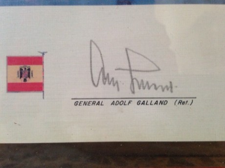 Hola

Lamina firmada por el General Adolf Galland

Se llama "Patrulla sobre Teruel"

Firmada 01
