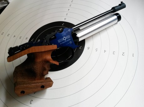 Con tan solo un año de antigüedad y en perfectísimo estado, se vende pistola aire MATCH GUNS, para la 02