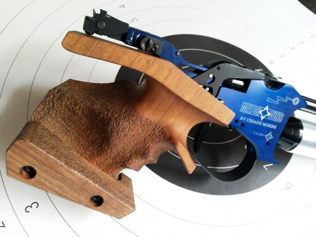 Con tan solo un año de antigüedad y en perfectísimo estado, se vende pistola aire MATCH GUNS, para la 01