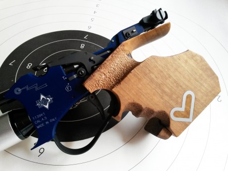 Con tan solo un año de antigüedad y en perfectísimo estado, se vende pistola aire MATCH GUNS, para la 11