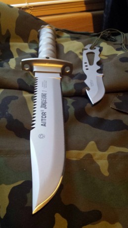 Buenas, pongo a la venta este impresionante y mítico cuchillo Aitor Jungle King I de los años 80, con 01