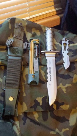 Buenas, pongo a la venta este impresionante y mítico cuchillo Aitor Jungle King I de los años 80, con 00