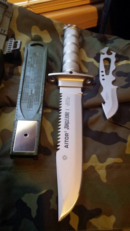 Buenas, pongo a la venta este impresionante y mítico cuchillo Aitor Jungle King I de los años 80, con 12