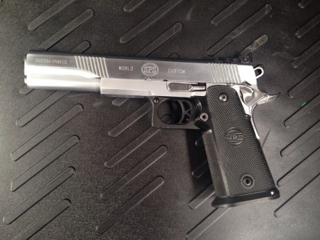 Vendo pistola de 9 mm parabellum marca SPS modelo custom de seis pulgadas en perfecto estado con dos cargadores. 01