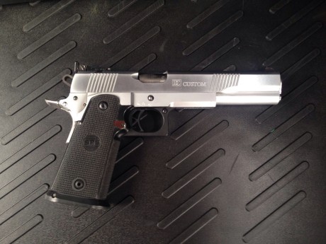 Vendo pistola de 9 mm parabellum marca SPS modelo custom de seis pulgadas en perfecto estado con dos cargadores. 00