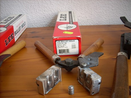 Hola foreros, vendo  TRES turquesas del calibre 38/357, puntas de 148 greins y  bascuter.-
  Una de la 00
