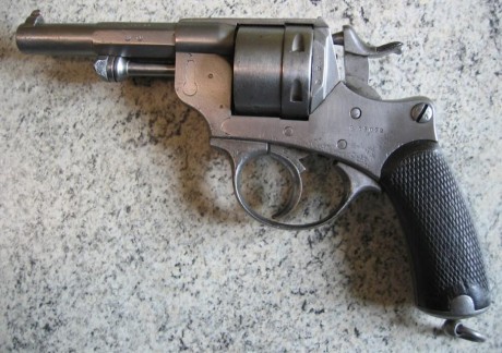 Hola


 sabe alguien si se puede meter el susodicho revolver de ordenanza frances Chamelot Delvigne,modelo 01