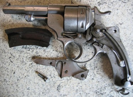 Hola


 sabe alguien si se puede meter el susodicho revolver de ordenanza frances Chamelot Delvigne,modelo 00