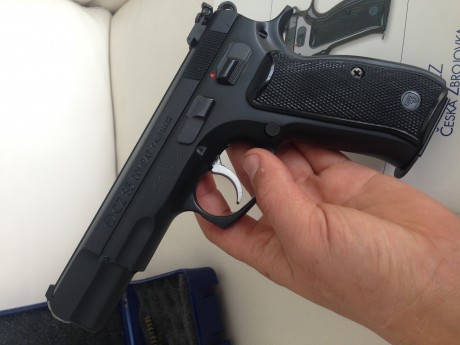 las siguientes armas para hacer hueco y darme otro capricho.
 glock 19c reservada 
GLOCK 19 C 375 euros 40