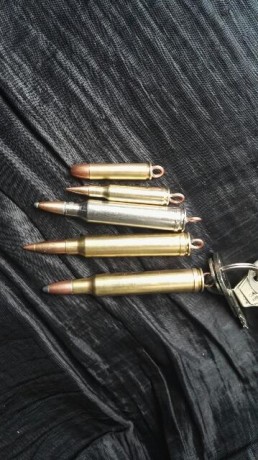 Pues tengo algunos cartuchos inertes con una argomla soldada para hacer de llavero 
En calibre 222 a 3 00