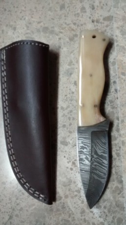 Cuchillo acero damasco, comprado en feria de caza hace 6 meses, por capricho

Nuevo, sin uso ni afilado

Precio..... 02