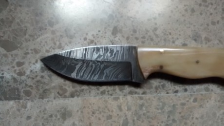 Cuchillo acero damasco, comprado en feria de caza hace 6 meses, por capricho

Nuevo, sin uso ni afilado

Precio..... 01