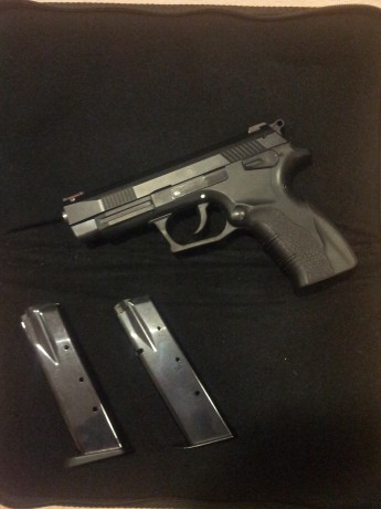 La Grand Power K100 es una pistola semiautomática de calibre de 9 mm que fue fabricada y producida por 02