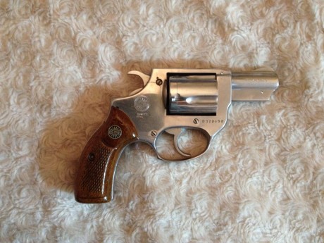Vendo Revolver Astra, calibre 38, de 2 pulgadas reducido, color Acero, cómodo de llevar por ser tan pequeño, 00