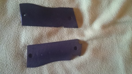 Vendo tres cargadores star bkm. 35 euros los tres mas envio
Juego de cachas negras nuevas originales, 00