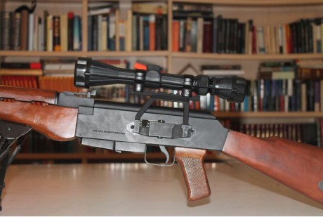 Carabina ARMSCOR replica del AK47. Tiene instalado un visor en "teja" con rail en el lateral 02