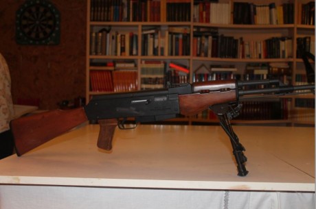 Carabina ARMSCOR replica del AK47. Tiene instalado un visor en "teja" con rail en el lateral 00