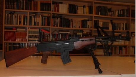 Carabina ARMSCOR replica del AK47. Tiene instalado un visor en "teja" con rail en el lateral 11