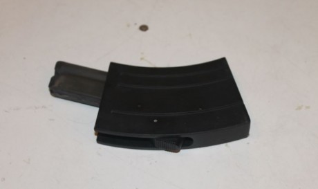 Carabina ARMSCOR replica del AK47. Tiene instalado un visor en "teja" con rail en el lateral 10