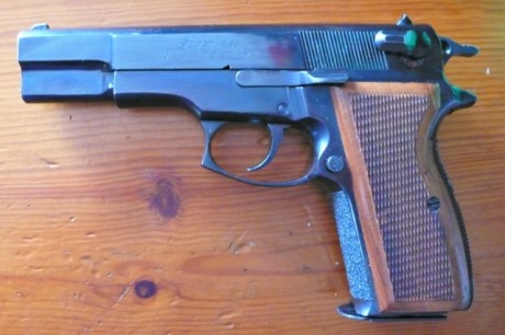 Pongo a la venta, para hacer un hueco, mi  Luger (FEG) M-90 , calibre 9 mm, en muy buen estado de pavón 02