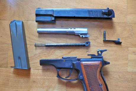 Pongo a la venta, para hacer un hueco, mi  Luger (FEG) M-90 , calibre 9 mm, en muy buen estado de pavón 00