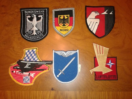 Vendo escudos en tela, todos ellos originales de distintas unidades del Ejercito alemán. La mayoría son 02