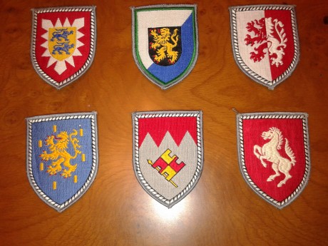 Vendo escudos en tela, todos ellos originales de distintas unidades del Ejercito alemán. La mayoría son 01