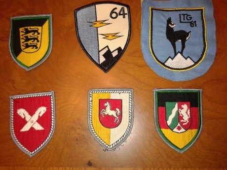 Vendo escudos en tela, todos ellos originales de distintas unidades del Ejercito alemán. La mayoría son 00