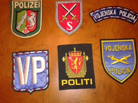 Vendo escudos en tela, todos ellos originales de distintas unidades del Ejercito alemán. La mayoría son 00