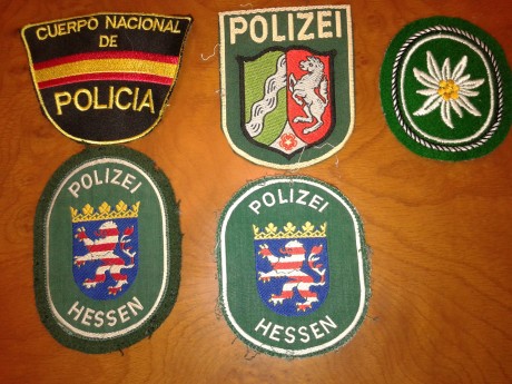 Vendo escudos en tela, todos ellos originales de distintas unidades del Ejercito alemán. La mayoría son 00