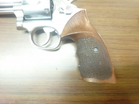 Vendo Smith and Wesson 686 de 6"  en calibre 357 mag  // 38 special, junto al revolver, se añade 12