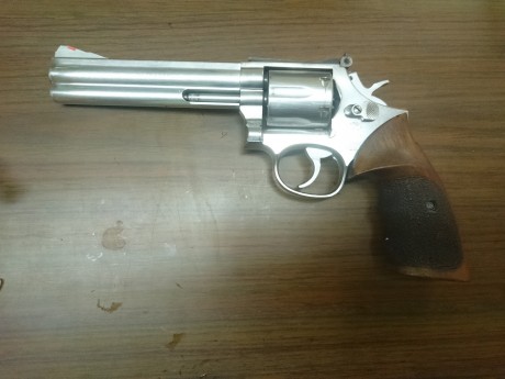 Vendo Smith and Wesson 686 de 6"  en calibre 357 mag  // 38 special, junto al revolver, se añade 10