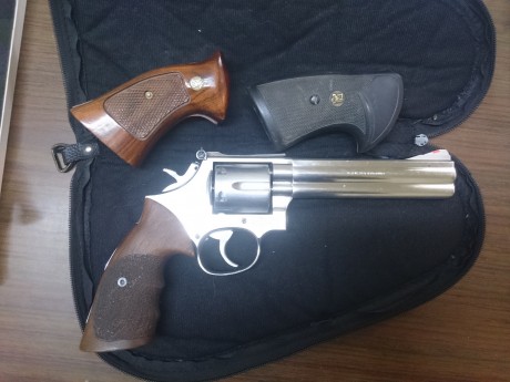 Vendo Smith and Wesson 686 de 6"  en calibre 357 mag  // 38 special, junto al revolver, se añade 40