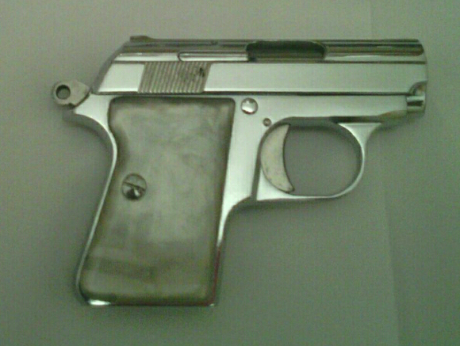 Se vende Astra Cub. Calibre 6.35, con cuatro cargadores, cachas nácar,  funda y maletín.
Se puede ver 00
