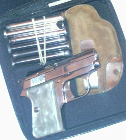 Se vende Astra Cub. Calibre 6.35, con cuatro cargadores, cachas nácar,  funda y maletín.
Se puede ver 21