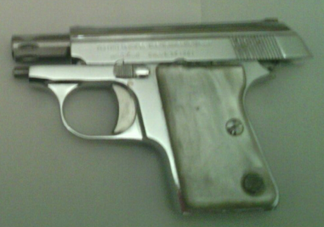 Se vende Astra Cub. Calibre 6.35, con cuatro cargadores, cachas nácar,  funda y maletín.
Se puede ver 20