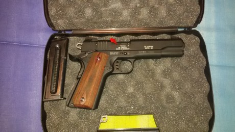 Vendo pistola SigSauer 1911 calibre 22. Prácticamente sin uso, habrá disparado máximo 30-40 cartuchos. 01