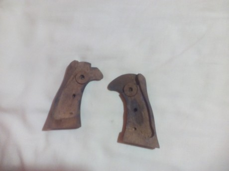 Hola pongo a la venta estas cachas de revolver ruby ,para los años que tienen están muy bien conservadas, 01