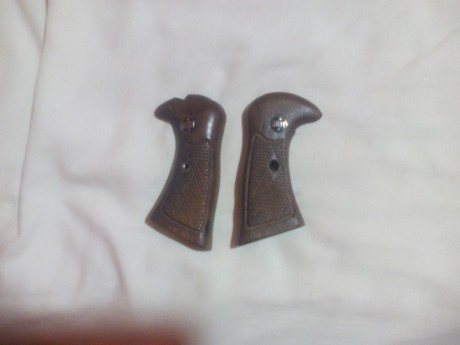 Hola pongo a la venta estas cachas de revolver ruby ,para los años que tienen están muy bien conservadas, 00