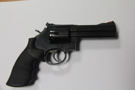 Hola, ofrezco mis dos SMITH: 
1. S&W 586 4" PAVON 350€
2. S&W 686 6" ACERO 450€
Los 10