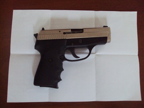 Vendo pistola SigSauer modelo P239, 9mm, estado óptimo, arma muy portable guiada con licencia F, dos cargadores 00