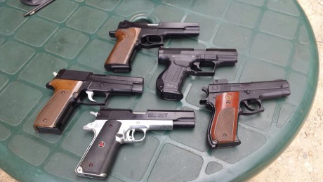Un compañero me ha pedido que le ponga a la venta su colección de pistolas de muelle Airsoft, todas funcionan 02