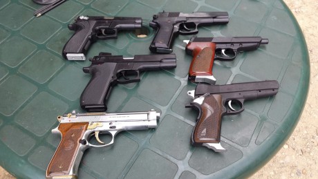 Un compañero me ha pedido que le ponga a la venta su colección de pistolas de muelle Airsoft, todas funcionan 01