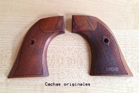 Calibre 38/357 y con tambor legalizado para 9mm. Cachas de madera de palosanto artesanal y cachas originales, 02
